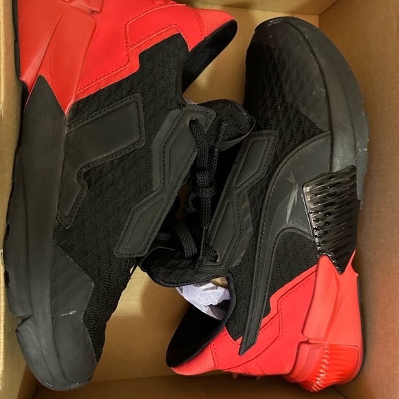 Puma sneaker Womens Black & red Athletic Cross Training Shoes - Picture 8 of 13